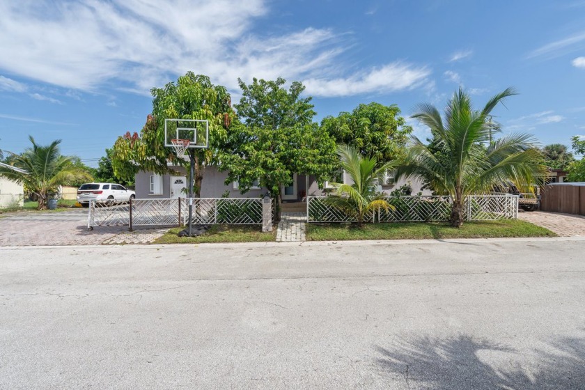 Welcome to this spacious and versatile 3-bedroom, 3-bathroom - Beach Home for sale in West Palm Beach, Florida on Beachhouse.com