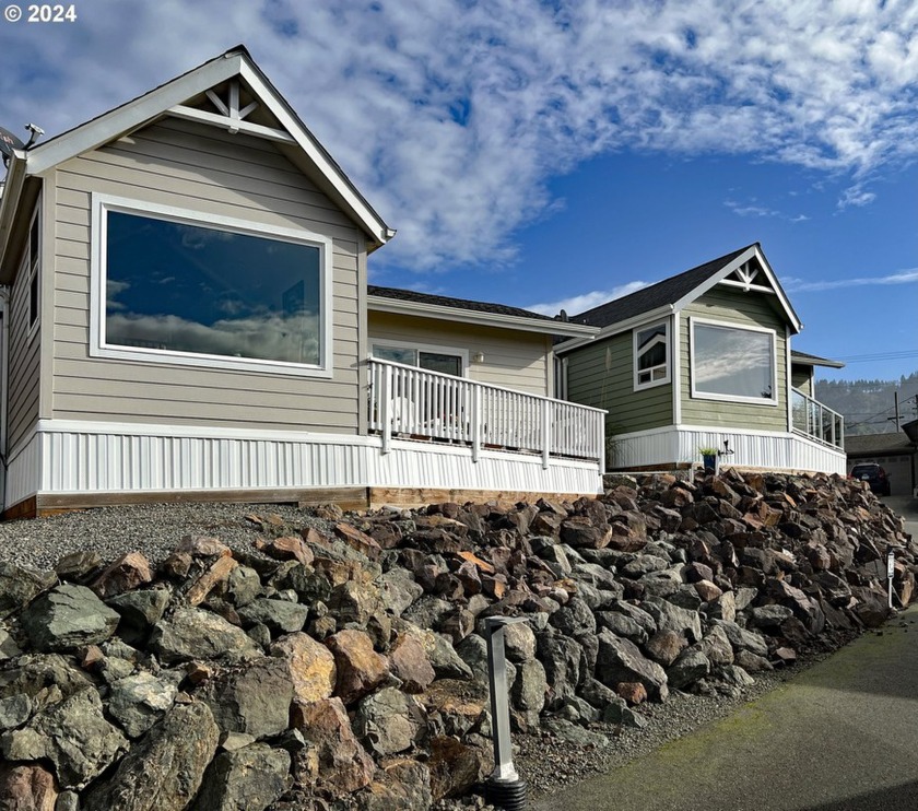 Coastal Oregon living awaits you within this beautiful ocean - Beach Home for sale in Brookings, Oregon on Beachhouse.com