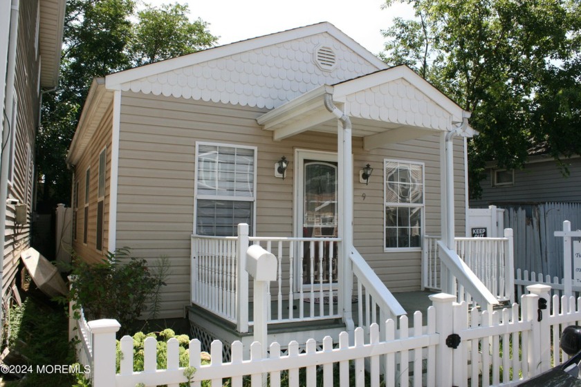 Charming beachside living! This clean, low maintenance 1-bedroom - Beach Home for sale in Keansburg, New Jersey on Beachhouse.com