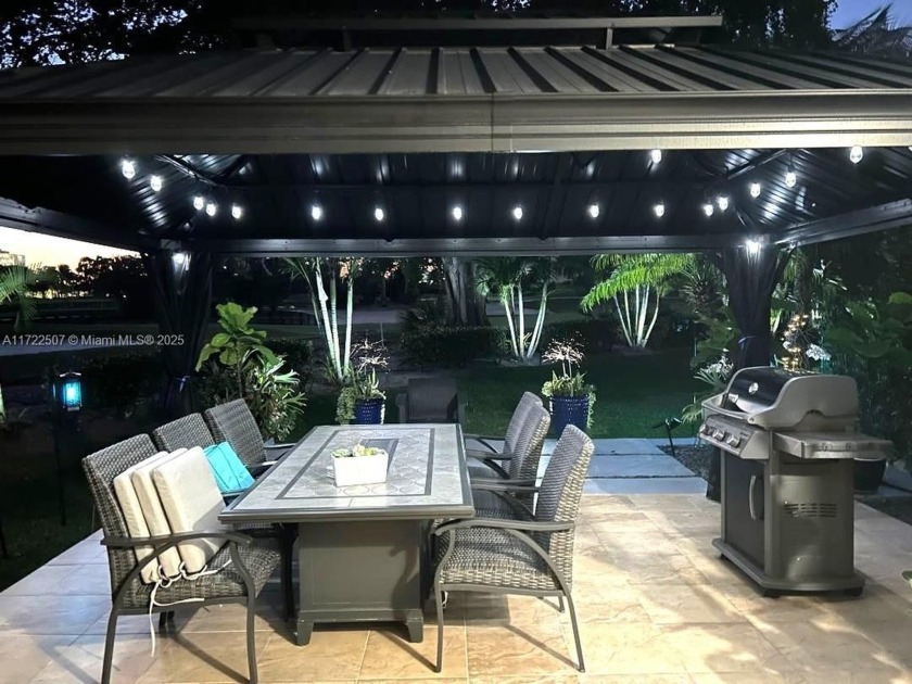 Stunning property with breathtaking lake and Turnberry golf - Beach Townhome/Townhouse for sale in Aventura, Florida on Beachhouse.com