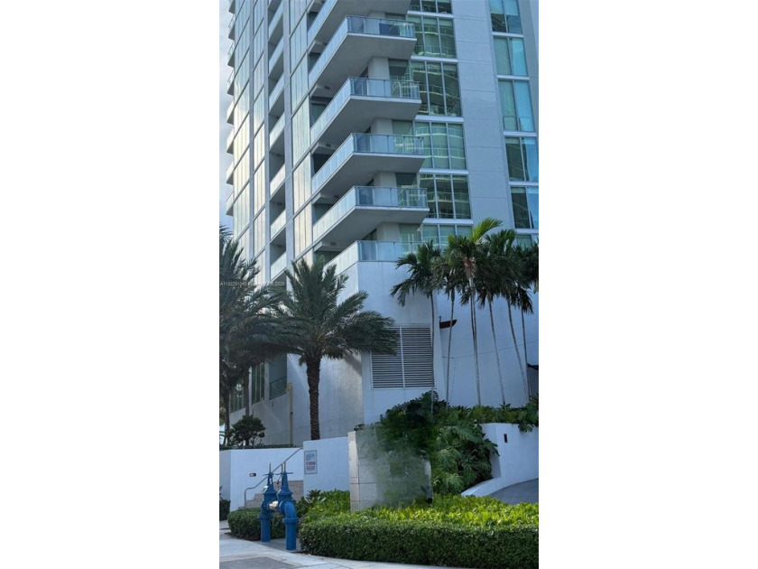 Immediate occupancy! Corner flow-through 3?BD + den / 4?BA (1 - Beach Condo for sale in Miami, Florida on Beachhouse.com