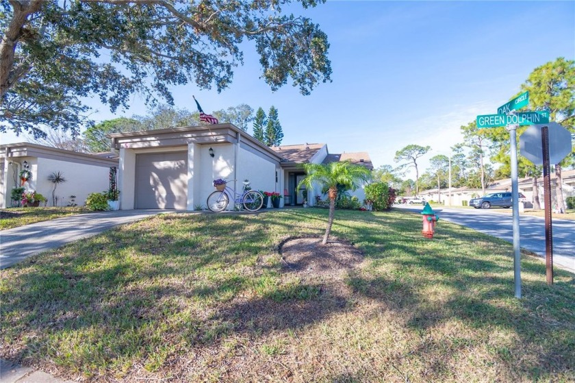 This CHARMING, MOVE-IN READY, TARPON SPRINGS, 55+ VILLA is ready - Beach Home for sale in Tarpon Springs, Florida on Beachhouse.com