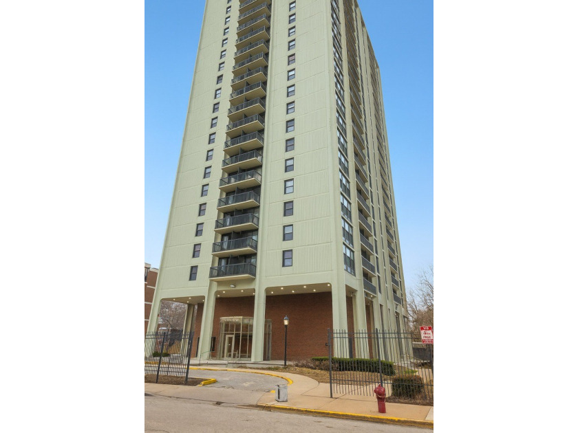 Beautiful high-rise living at an unbeatable price in the heart - Beach Condo for sale in Chicago, Illinois on Beachhouse.com