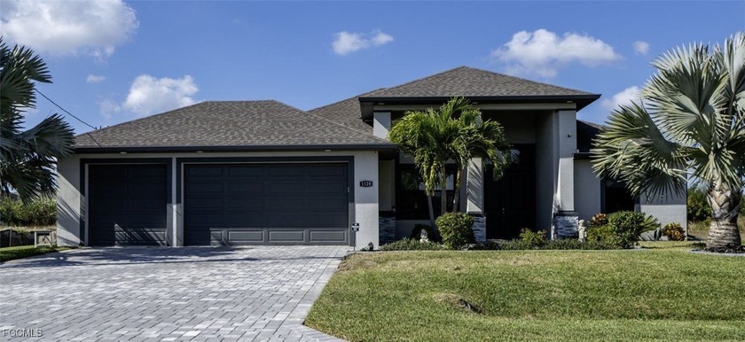 **NO FLOOD ZONE** This 4 bedroom spec (fresh water canal) home - Beach Home for sale in Cape Coral, Florida on Beachhouse.com