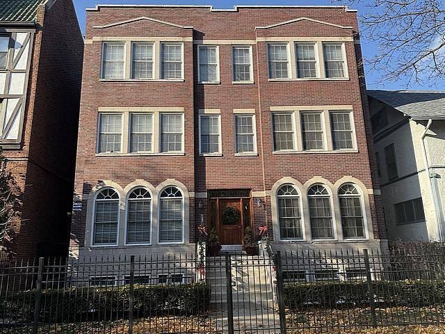 Beautiful extra wide Garden Condo Unit located in Rogers Park. 1 - Beach Home for sale in Chicago, Illinois on Beachhouse.com