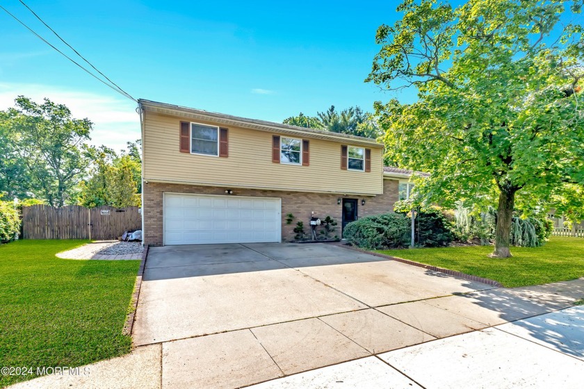 Welcome!! This 4 bedroom, 2 bathroom split-level home (over 2k - Beach Home for sale in Hazlet, New Jersey on Beachhouse.com