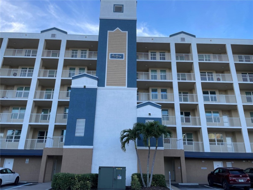 Beautiful 2 bedroom 2 bathroom condo offers a modern and - Beach Condo for sale in Largo, Florida on Beachhouse.com