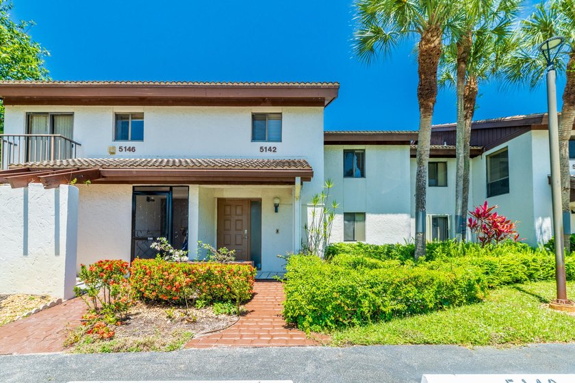 STUNNING 2 BEDROOM, 2 BATHROOM. GOLF COURSE CONDO. TOWNHOUSE IN - Beach Condo for sale in Greenacres, Florida on Beachhouse.com