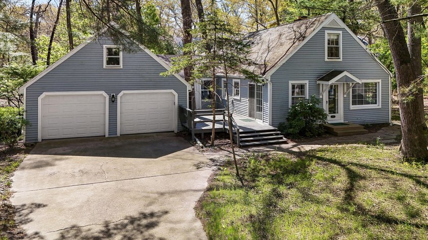 Cute and versatile Michiana cottage with lots of room for family - Beach Home for sale in New Buffalo, Michigan on Beachhouse.com