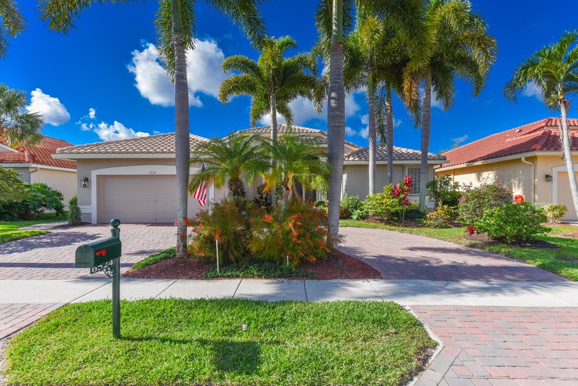 A must see to appreciate the extras in this 2 bedroom 2 bath - Beach Home for sale in Boynton Beach, Florida on Beachhouse.com