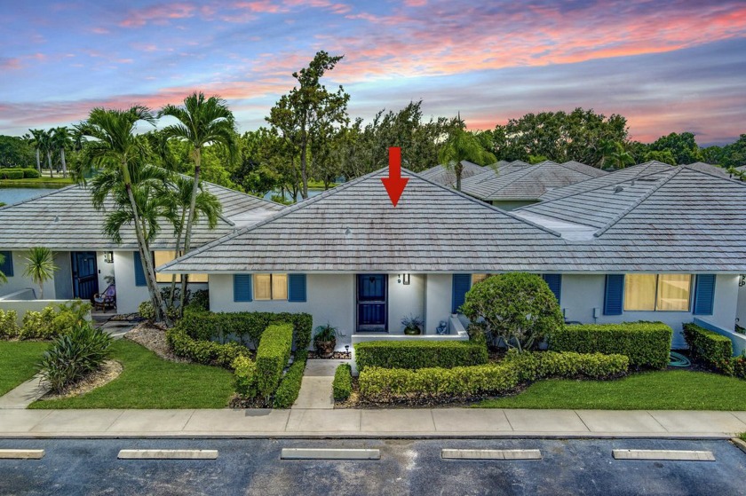 Welcome to 119 Club Drive, an exquisite villa situated in the - Beach Townhome/Townhouse for sale in Palm Beach Gardens, Florida on Beachhouse.com