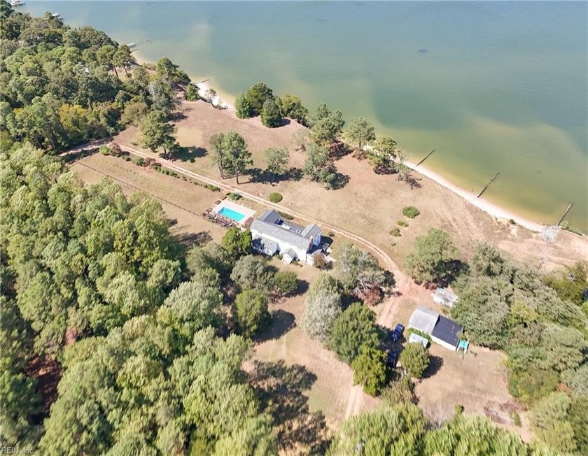 Welcome to 522 Felton Rd, Deltaville--an extraordinary house - Beach Home for sale in Deltaville, Virginia on Beachhouse.com