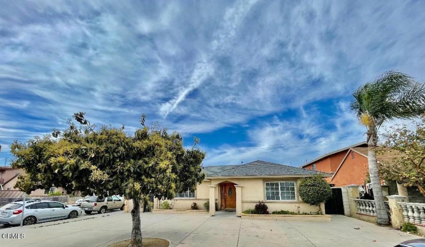 This captivating 4-room, 2-bathroom corner lot home is move-in - Beach Home for sale in Oxnard, California on Beachhouse.com