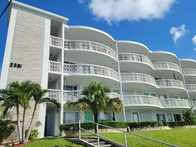 Great location with views of Lake Osborne.  Renovated 4th floor - Beach Condo for sale in Lake Worth Beach, Florida on Beachhouse.com