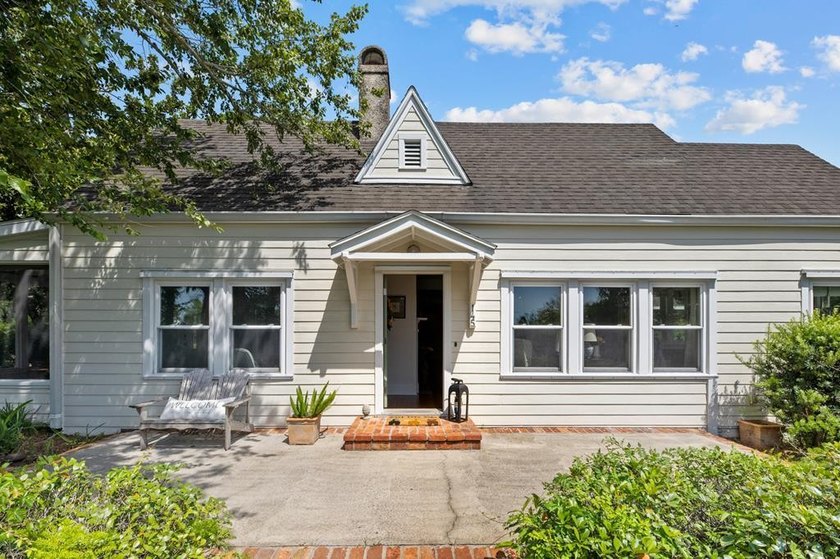 Welcome to 145 Bay Avenue-an authentic 1945 cottage nestled in - Beach Home for sale in Apalachicola, Florida on Beachhouse.com