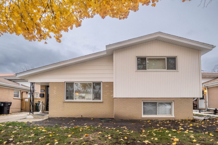 Gorgeous & Newly Renovated Home.  This home is in a desirable & - Beach Home for sale in Skokie, Illinois on Beachhouse.com