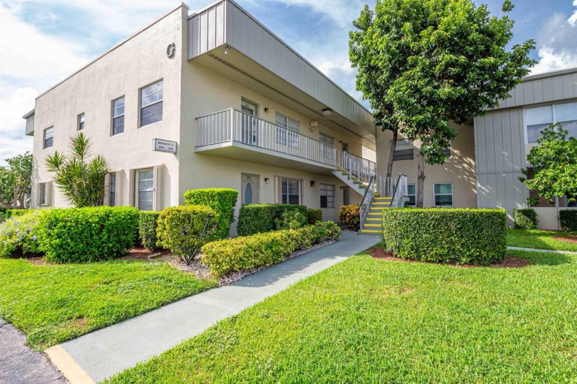 This home is waiting for you to make it special, this 2 bedroom - Beach Condo for sale in Delray Beach, Florida on Beachhouse.com