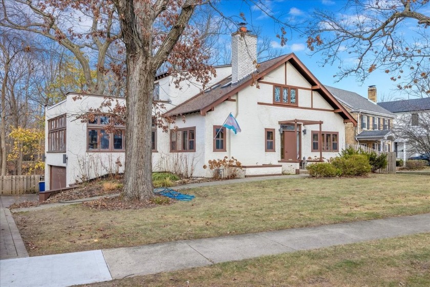 Beautiful Prairie style home with big rooms, gorgeous woodwork - Beach Home for sale in Highland Park, Illinois on Beachhouse.com