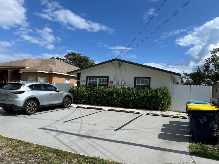 BACK ON THE MARKET. Great Rental Property for seasonal/annual - Beach Townhome/Townhouse for sale in Dania, Florida on Beachhouse.com