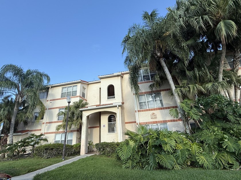 Spectacular 2BR / 2BA condo in Coral Key. This first floor unit - Beach Condo for sale in Margate, Florida on Beachhouse.com