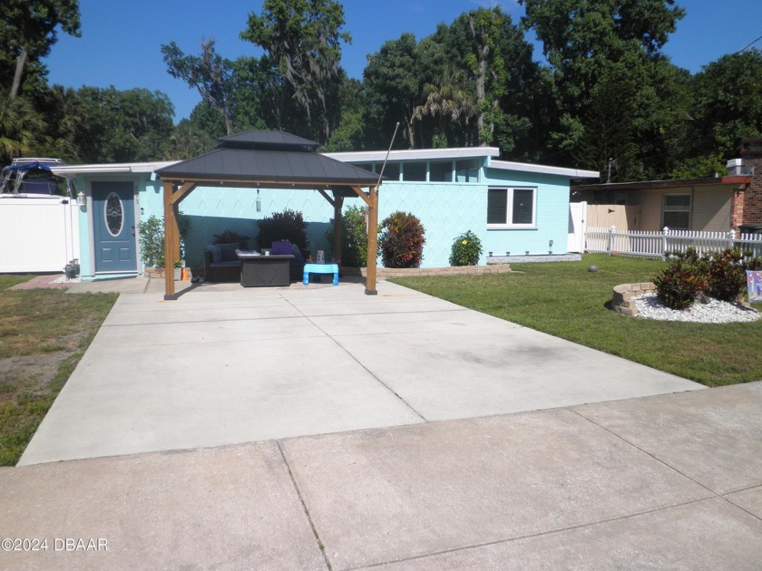 Come check out this cozy 4-bedroom pool home in the heart of - Beach Home for sale in Daytona Beach, Florida on Beachhouse.com