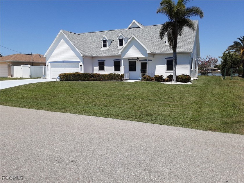 SELLER MOTIVATED. Centrally located.. Immaculate Cape Cod style - Beach Home for sale in Cape Coral, Florida on Beachhouse.com