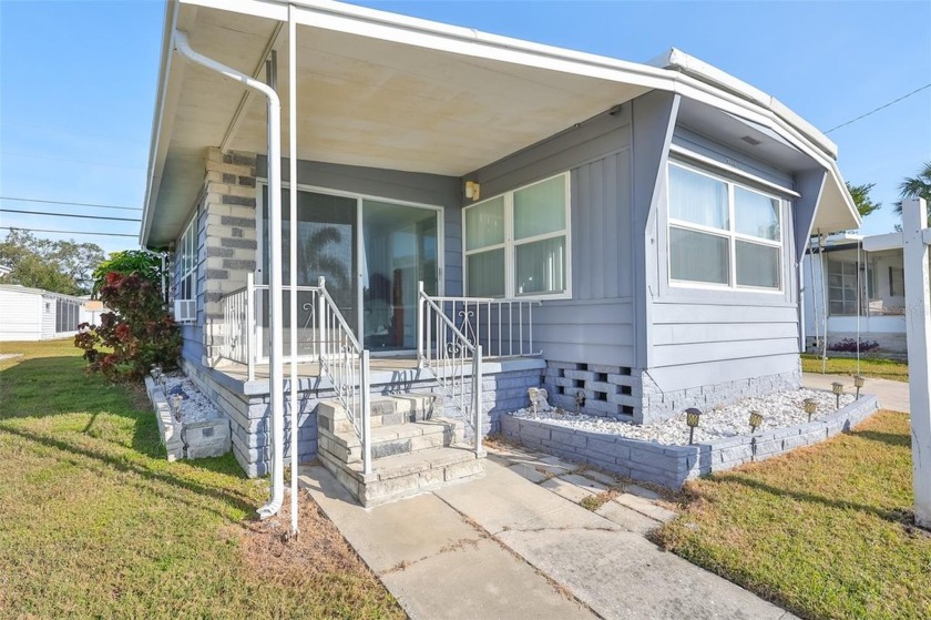 Charming LAKEFRONT 2 bedroom, 1 1/2/ bath mobile home in - Beach Home for sale in Largo, Florida on Beachhouse.com