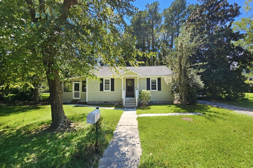 McCLELLANVILLE - Historic District - Charming 1950s cottage - Beach Home for sale in Mcclellanville, South Carolina on Beachhouse.com