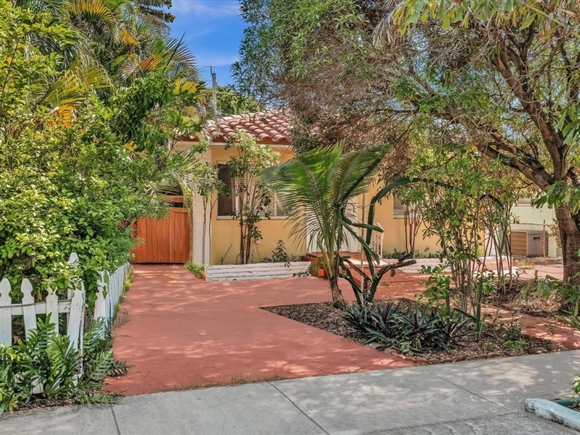 Investor's dream in prime Hollywood location! Just minutes from - Beach Lot for sale in Hollywood, Florida on Beachhouse.com