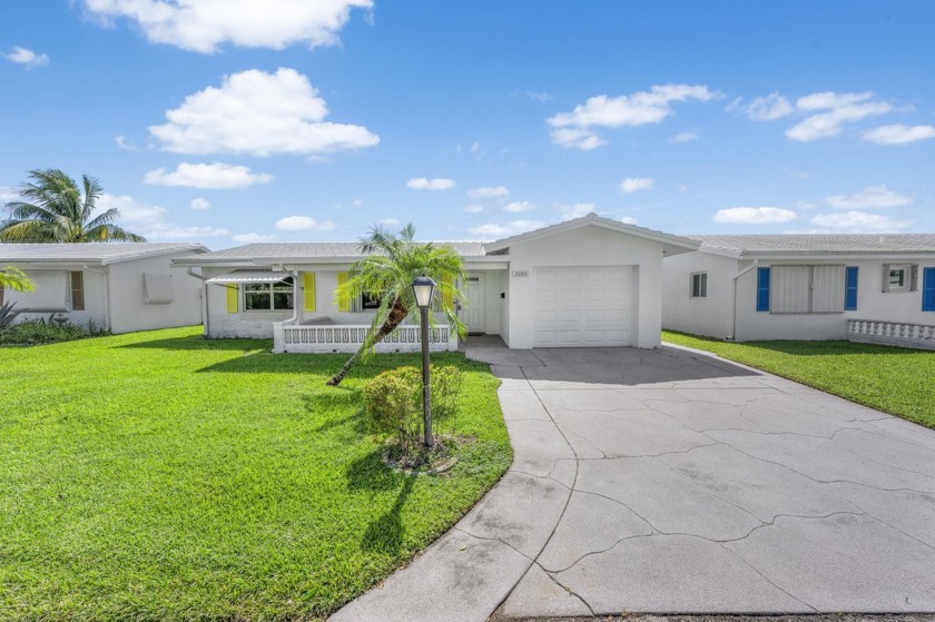 2/2/1 Edgewood model a stones throw from Clubhouse 2 with pool - Beach Home for sale in Boynton Beach, Florida on Beachhouse.com