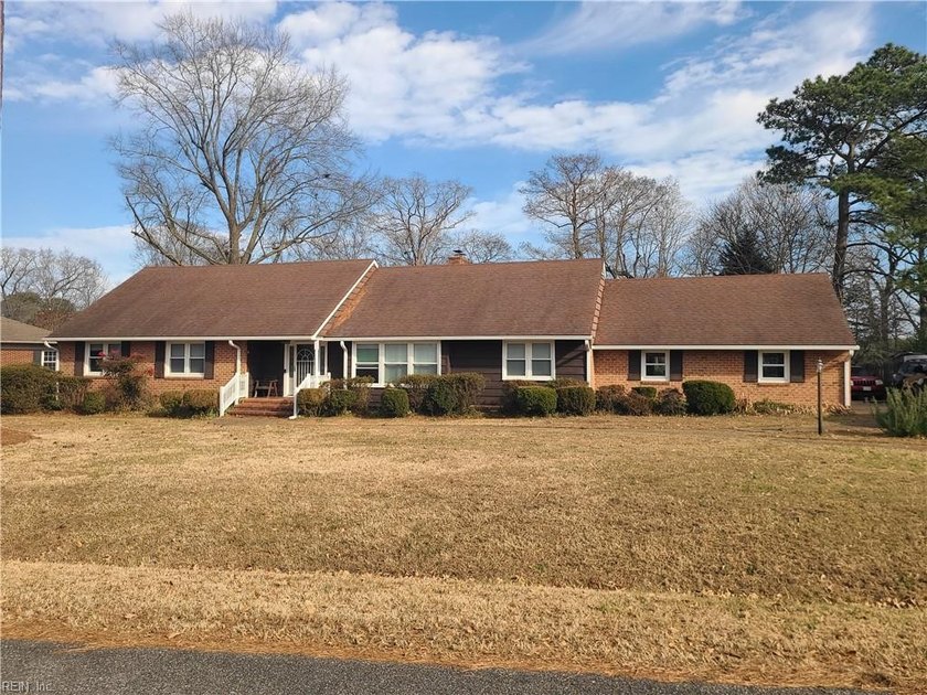 Spacious, custom-built, brick ranch home w/amazing amount of - Beach Home for sale in Suffolk, Virginia on Beachhouse.com