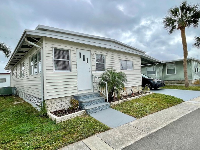 This home features 2 bedrooms and 2 bathroom, a screen lanai - Beach Home for sale in Pinellas Park, Florida on Beachhouse.com