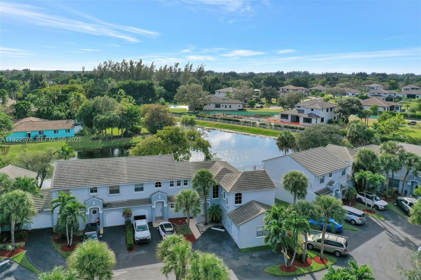 Welcome to 4852 Grapevine Way -- a beautifully maintained - Beach Townhome/Townhouse for sale in Davie, Florida on Beachhouse.com