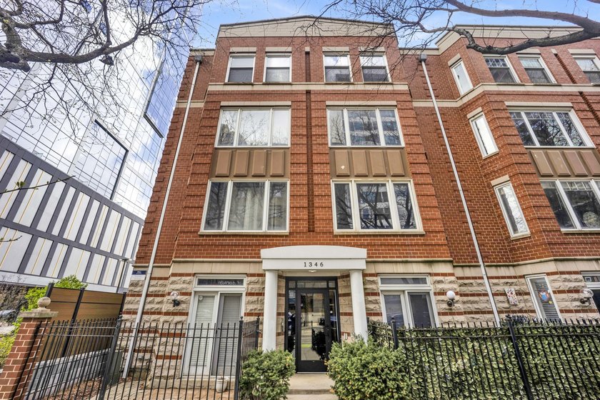 Welcome home to this pristine end unit 1-bed plus den/office, 1 - Beach Condo for sale in Chicago, Illinois on Beachhouse.com