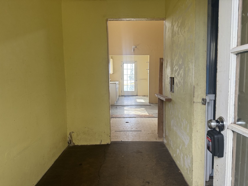 REO/Foreclosure - Unpermitted 2 bed, 2 bath home on a 1-acre lot - Beach Home for sale in Ocean View, Hawaii on Beachhouse.com