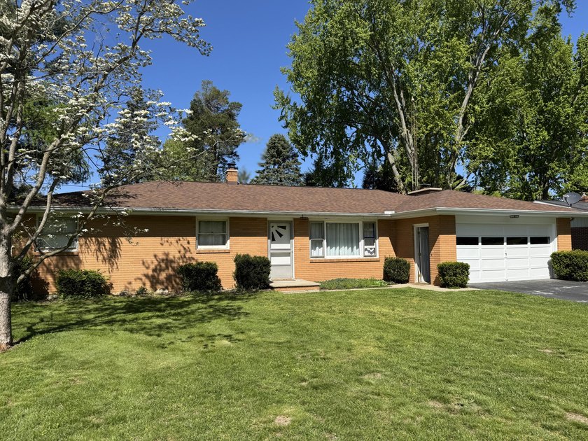 This lovely 3 BR, 2 bath Lakeshore School home is ready for you - Beach Home for sale in Stevensville, Michigan on Beachhouse.com