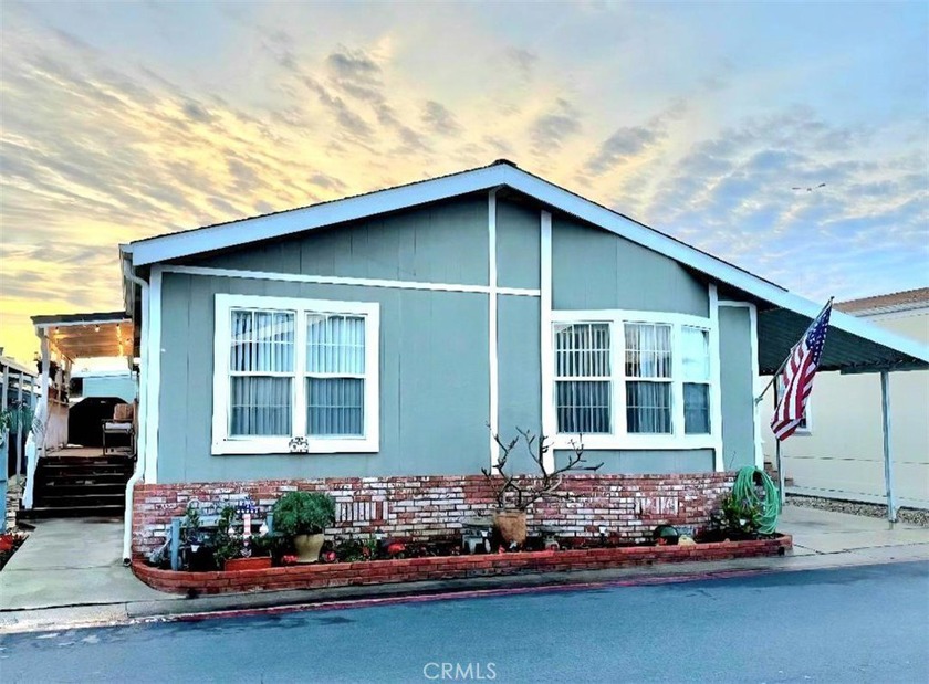Across the street from the OCEAN!!! 4-bedroom 2-bathroom!!! This - Beach Home for sale in Huntington Beach, California on Beachhouse.com