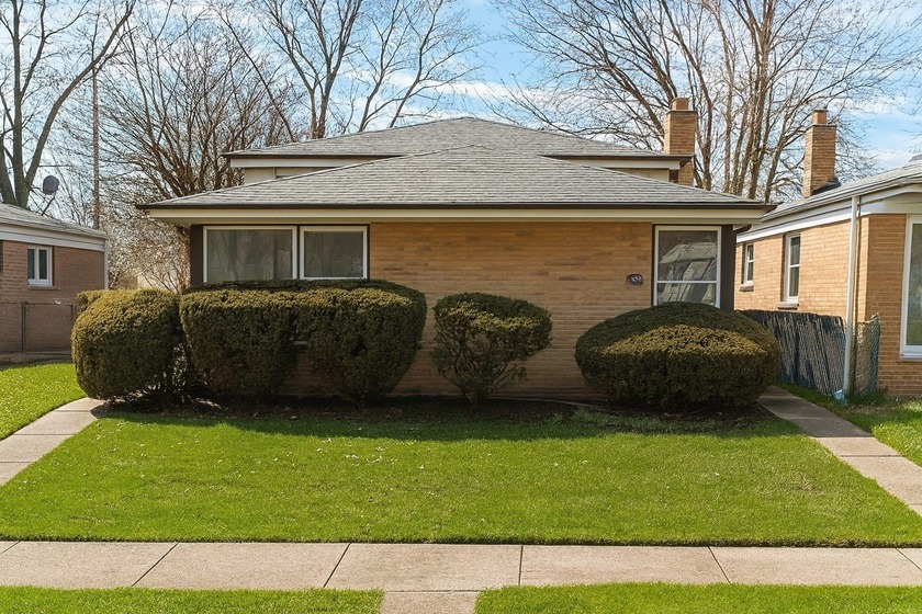 Bring your decorating ideas! House needs a complete renovation - Beach Home for sale in Skokie, Illinois on Beachhouse.com