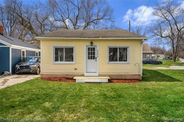BEAUTIFULLY UPDATED AND TRULY MOVE-IN READY! THE SELLER SPARED - Beach Home for sale in Frenchtown Twp, Michigan on Beachhouse.com