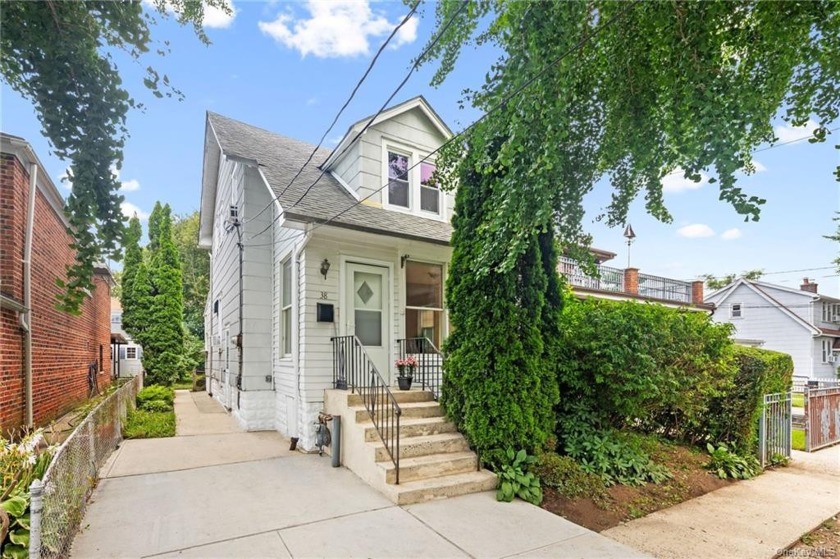 38 Tier Street is an absolutely enchanting house. Bathed in - Beach Home for sale in City Island, New York on Beachhouse.com