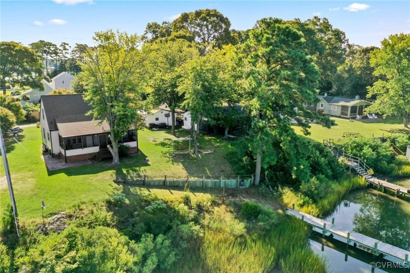 Stunning Waterfront Retreat in Hunton Beach, Deltaville
Discover - Beach Home for sale in Deltaville, Virginia on Beachhouse.com