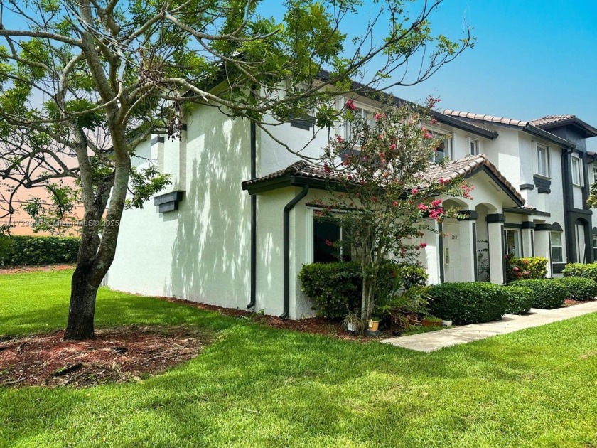 Welcome to this stunning, spacious corner townhouse featuring - Beach Townhome/Townhouse for sale in Homestead, Florida on Beachhouse.com