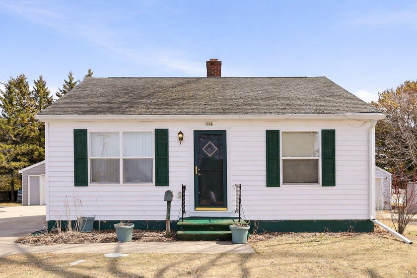 Quaint home ready for a Buyer's vision for updates. New siding - Beach Home for sale in Algoma, Wisconsin on Beachhouse.com