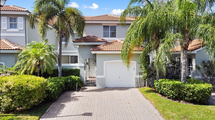 RARE 2 BEDROOM 2.5 BATHROOM TOWNHOUSE WITH A SINGLE CAR GARAGE - Beach Townhome/Townhouse for sale in Hollywood, Florida on Beachhouse.com