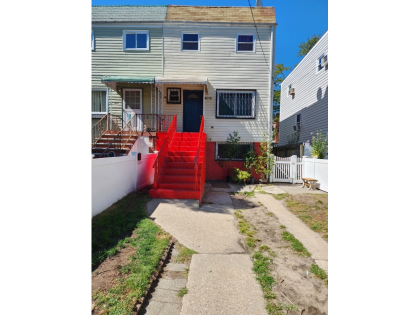 Beautiful 1 family Arverne gem for sale. This property is - Beach Home for sale in Arverne, New York on Beachhouse.com