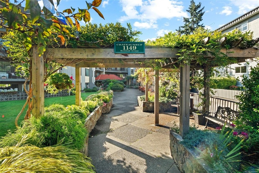 Open House Sat. Jan 31st 11 am to 1 pm. Looking to downsize - Beach Condo for sale in Victoria, BC on Beachhouse.com