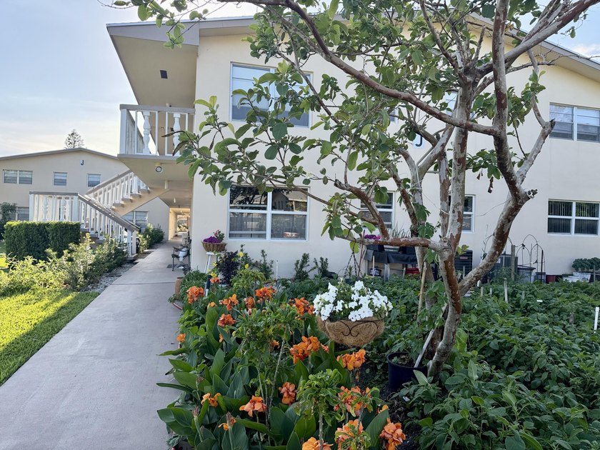Beautifully updated furnished 1 bedroom, 1.5 bath condo located - Beach Condo for sale in West Palm Beach, Florida on Beachhouse.com