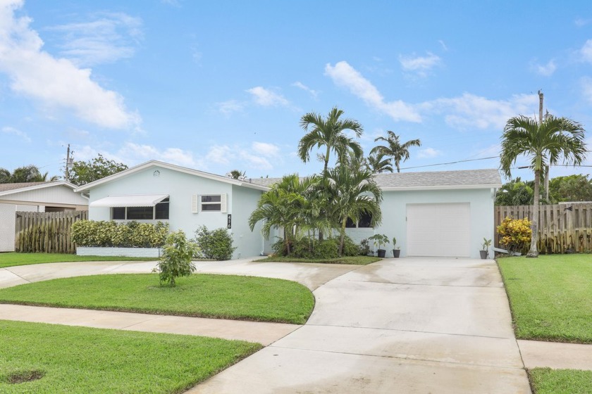 Luxury Coastal Living in North Palm Beach.  This beautifully - Beach Home for sale in North Palm Beach, Florida on Beachhouse.com