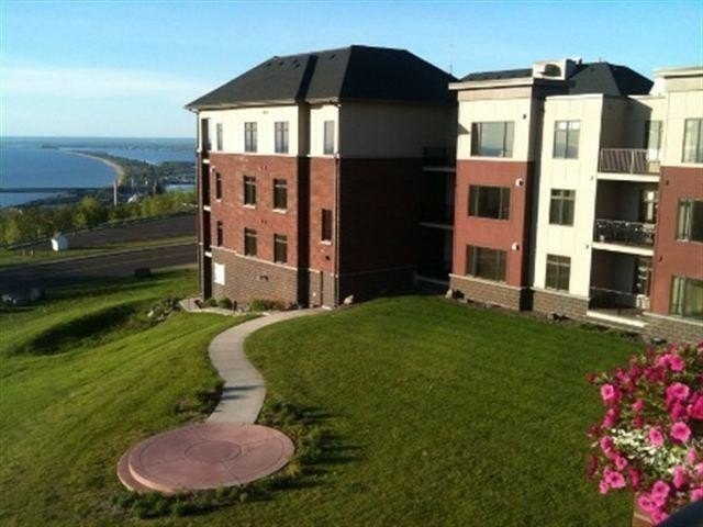 What a beautiful condo in lovely Superior Vista! Easy living - Beach Condo for sale in Duluth, Minnesota on Beachhouse.com