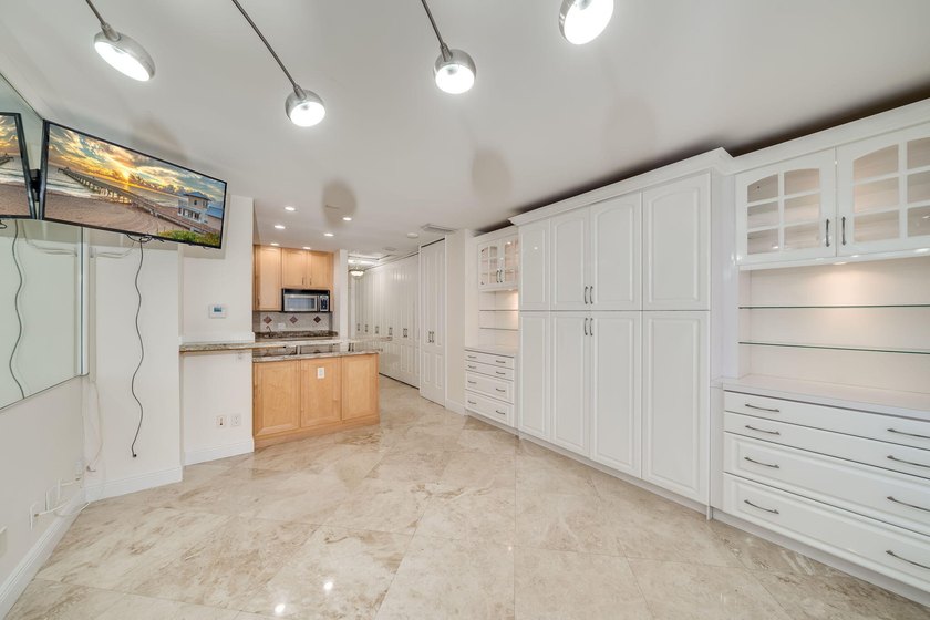 MOTIVATED SELLER! STEPS FROM THE OCEAN! IMMACULATE STUDIO - Beach Condo for sale in Pompano Beach, Florida on Beachhouse.com